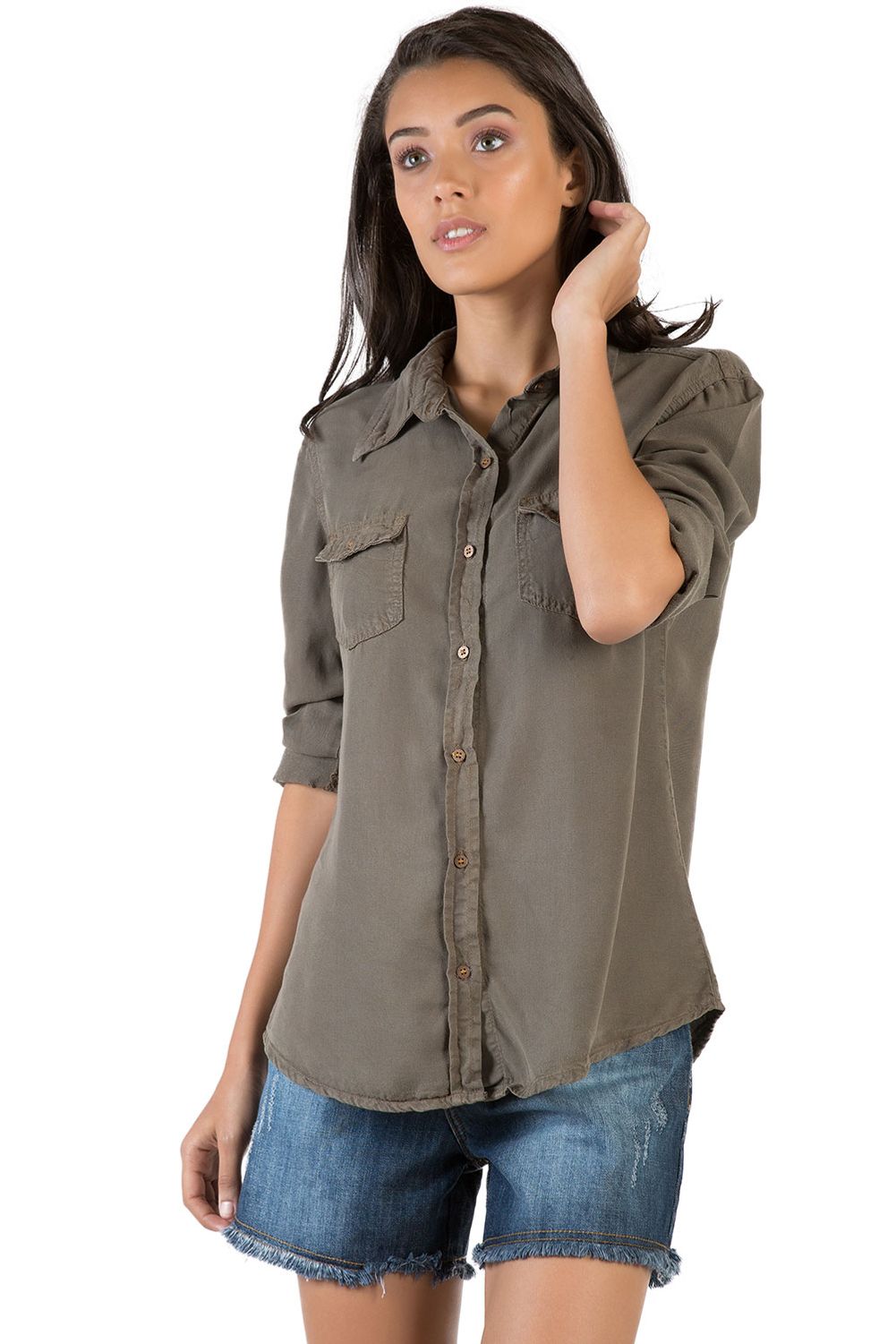 blusa verde militar con jeans