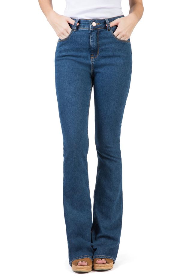 calça jeans flare azul claro