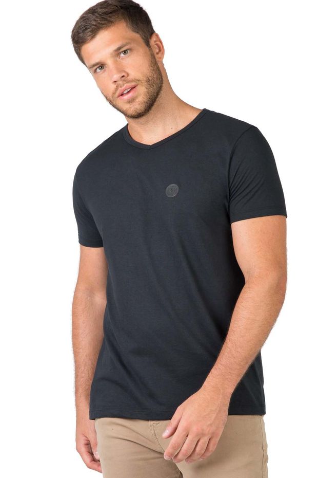 T-Shirt Masculino Gola V Basic de Frente