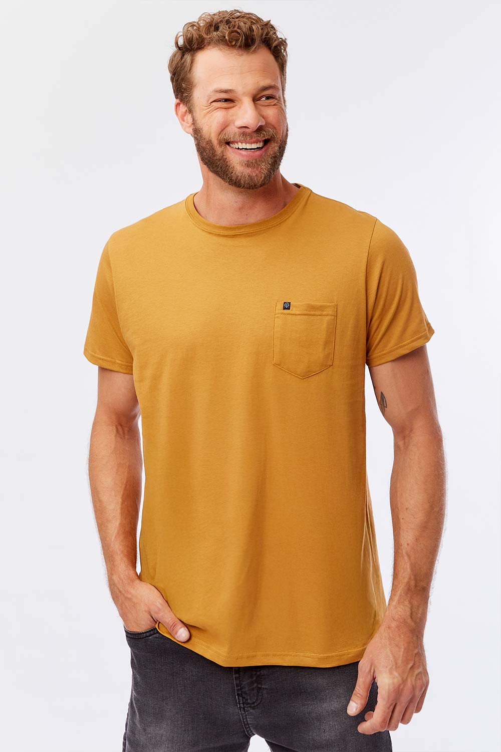 T-Shirt Básica Comfort Com Bolso Mostarda